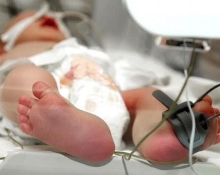 Дадоха живот на преждевременно родено бебе, което тежи едва с 850 грама