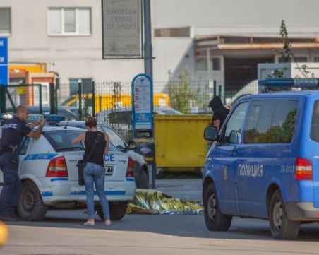 Фатален петък: млад мъж почина на автобусна спирка в София СНИМКИ
