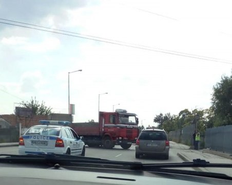 Катастрофа затапи движението по Пещерско шосе СНИМКИ