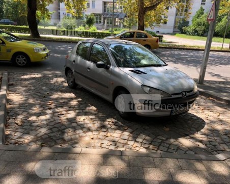 Кое ти дава право да паркираш колата си върху две места в центъра на Пловдив? СНИМКИ