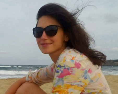 Лекарката, паднала от 7-ия етаж - изпотрошена, но с шанс да живее