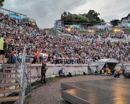 Пълен Античен изпраща танцьорите от Фолклорния фест СНИМКИ