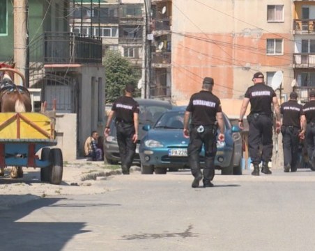 Полицията с акция в ромската махала на Хасково, след като униформени бяха нападнати с брадви