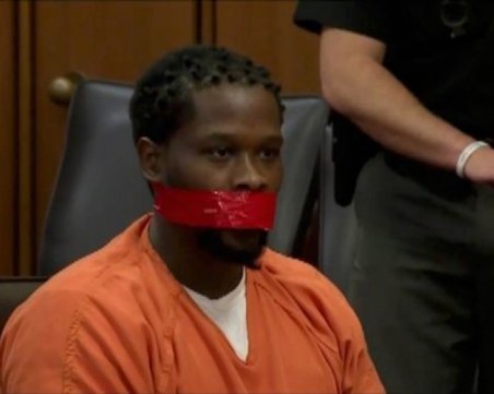 Съдия запуши устата на затворник с... тиксо - не издържа логореята му ВИДЕО