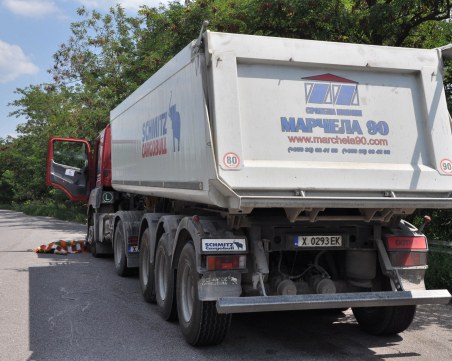 Шофьор слезе от камиона да долее вода в радиатора и... почина СНИМКИ