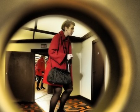 Снимат незаконно в тоалетни и съблекални, а след това качват видеата в порно сайтове