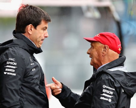 Трикратен шампион във Формула 1 се бори за живота си след усложнения от грип