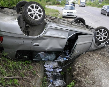 Жена с БМВ се блъсна в дърво и се преобърна по таван в Карлово