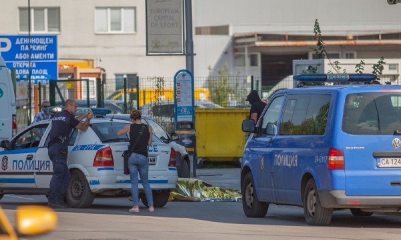 Фатален петък: млад мъж почина на автобусна спирка в София СНИМКИ