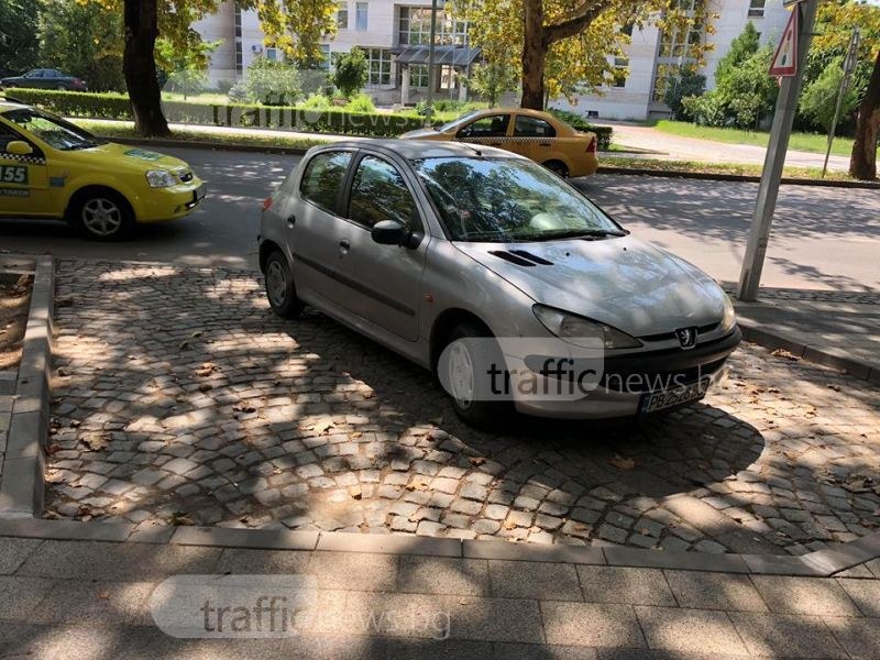 Кое ти дава право да паркираш колата си върху две места в центъра на Пловдив? СНИМКИ