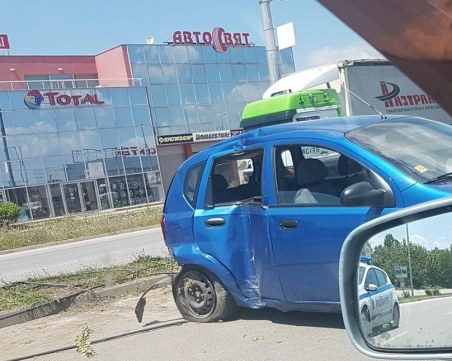 Две коли се удариха на изхода на Пловдив СНИМКИ