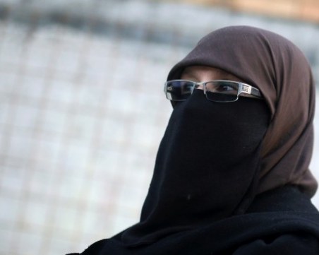 Глобиха първата забулена жена в Дания