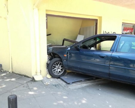 Кола се вряза в баничарница, шофьорът избяга СНИМКИ