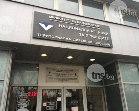 НАП иска съд за бизнесмените, продали фирмите си на бедомници и роми