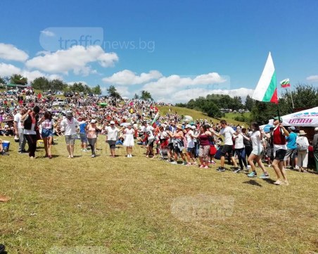 Шотландец се надсвирва с българските гайдари в Гела, хиляди са на поляните СНИМКИ