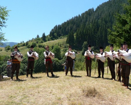 Започва прочутото гайдарско надсвирване в Гела