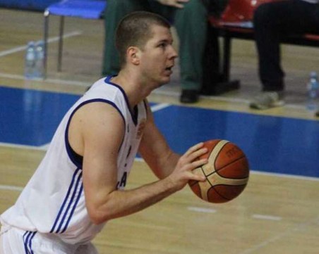 Академик Бултекс 99 привлече 210-сантиметров център ВИДЕО