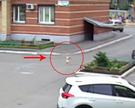 Бебе по памперс избяга от частна детска градина ВИДЕО