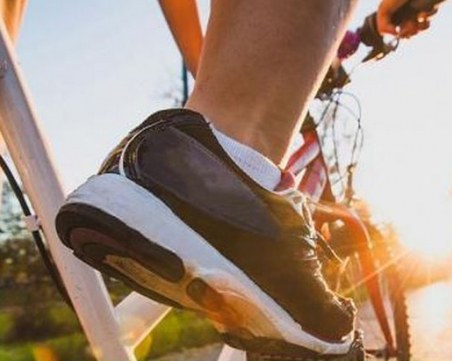 Колоездачка блъсна близначе на година и половина в парк