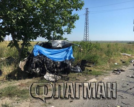 Пожарникари рязали колата, за да извадят жертвите от зверската катастрофа край Бургас СНИМКИ