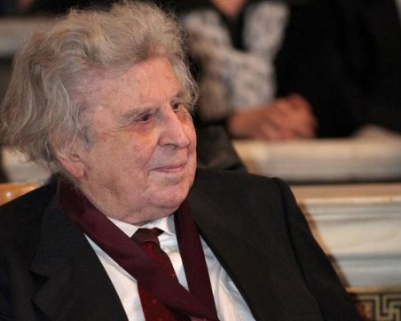 Приеха великия Микис Теодоракис в болница след инфаркт ВИДЕО