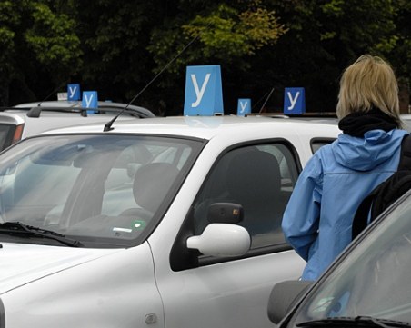 Арестуваха автоинструктор, курсантите му взимали шофьорска книжка без изпити
