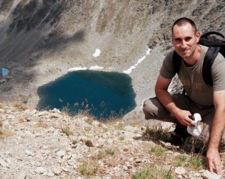 8-годишната Моника мечтае да направи машина на времето, за да помогне на татко си