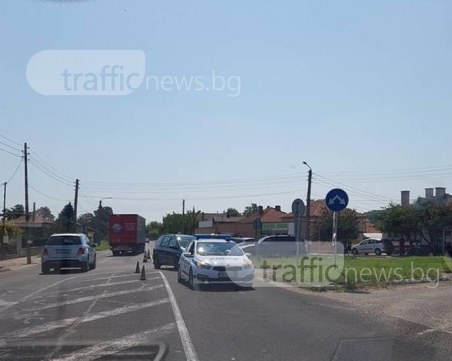 Кола се заби в къща след катастрофа в Пловдивско СНИМКИ