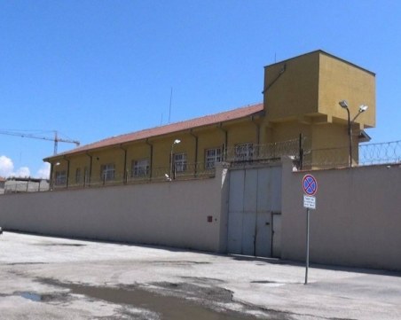 Надзиратели от пловдивския затвор се жалват от дискриминация, спират им отпуските по телефона