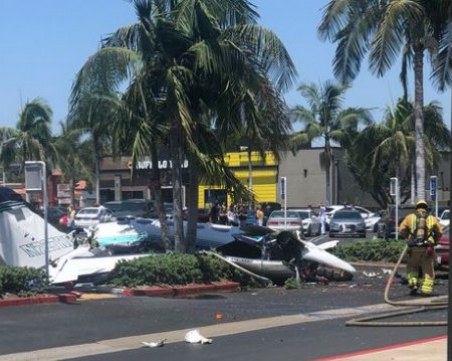 Самолет се разби в търговски център в Калифорния, няма оцелели