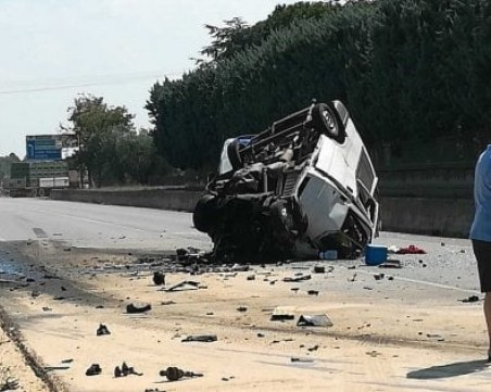 Трагедия! Микробус с българска регистрация катастрофира зверски, 11 души са мъртви