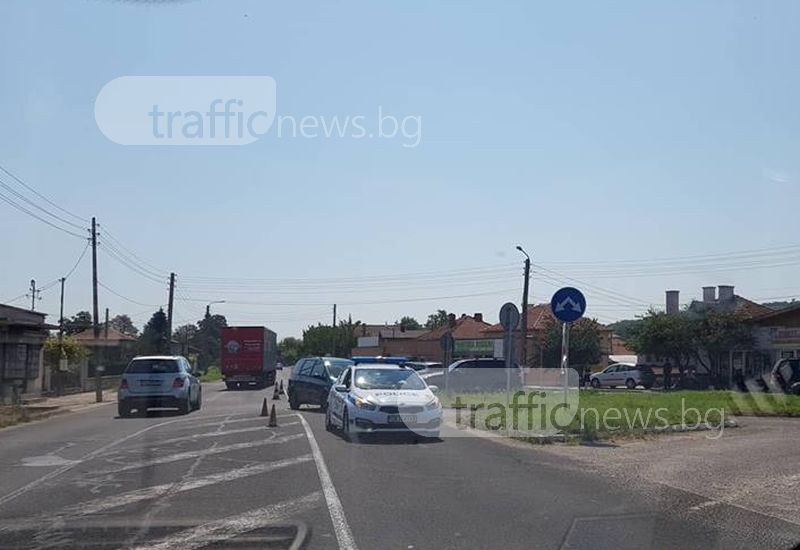 Кола се заби в къща след катастрофа в Пловдивско СНИМКИ