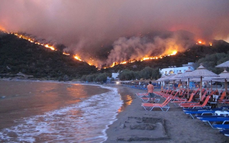 Уволниха шефовете на пожарната и полицията след огнения ад в Гърция
