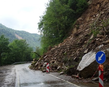Алпинисти започват да обрушват скалите край Забърдо