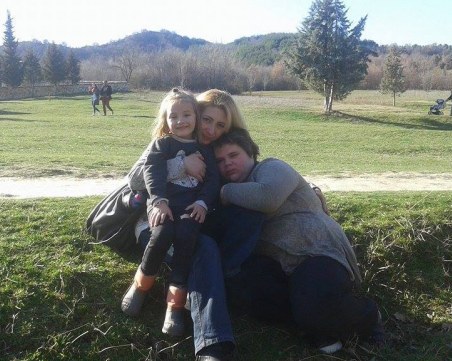 Ана-Мария - едно пораснало дете на 17 години, се нуждае от помощ!