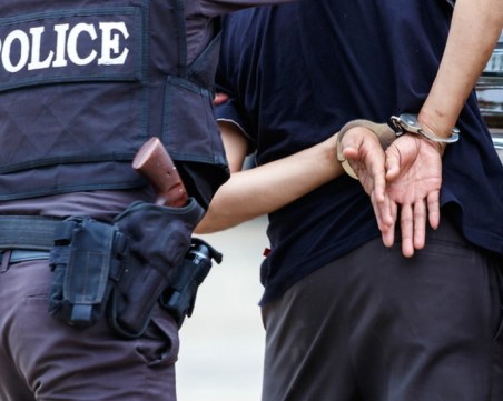 Арестуваха полицай в Пловдив, участвал в трафик на бежанци