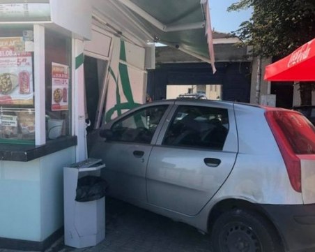 Кола се вряза в дюнерджийница, друга се заби в магазин СНИМКИ