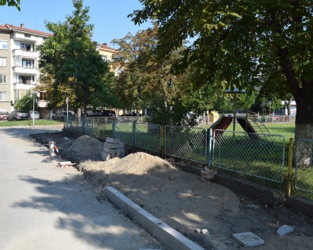 Изграждат нов тротоар край детска градина в Кючука СНИМКИ