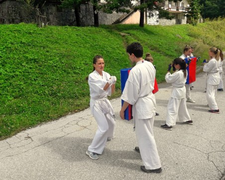 Тренировки по бойни изкуства събраха мъже и жени край Чудните мостове СНИМКИ