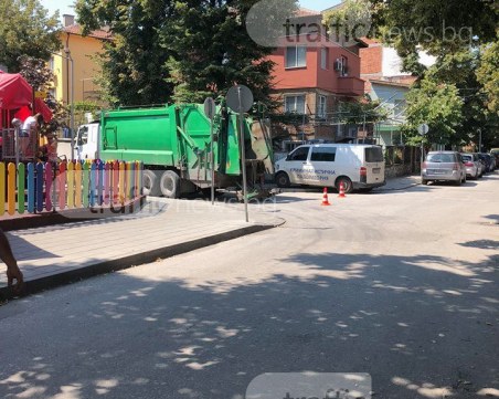 Камион за смет помете човек в Смирненски СНИМКИ