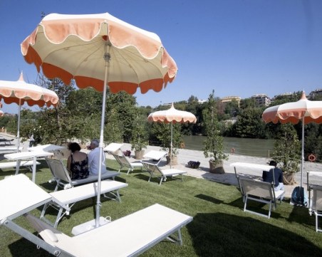 Мега голям изкуствен плаж радва туристите в Рим СНИМКИ