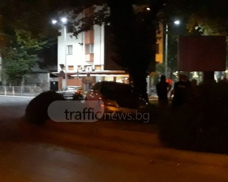 Мерцедес, летящ от бул. “В. Априлов“, се приземи на острова на Гарата СНИМКИ