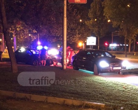Пежо се заби преди минути в лампа пред Кметството в ЖР Тракия СНИМКИ
