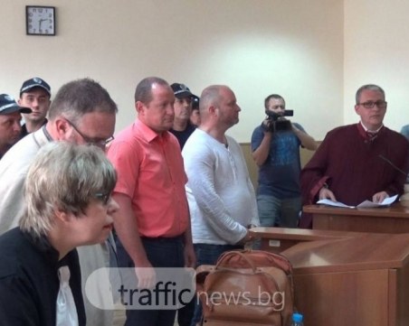 Съпругата на арестувания шеф от Здравната каса води поп в съда за кадем