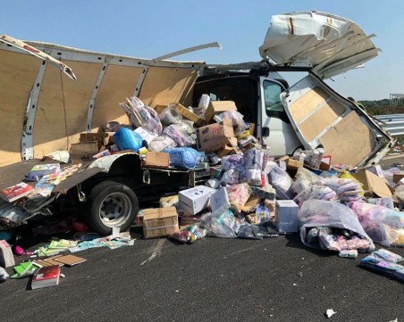 Пакети с тоалетна хартия блокираха АМ Тракия край Пловдив СНИМКИ