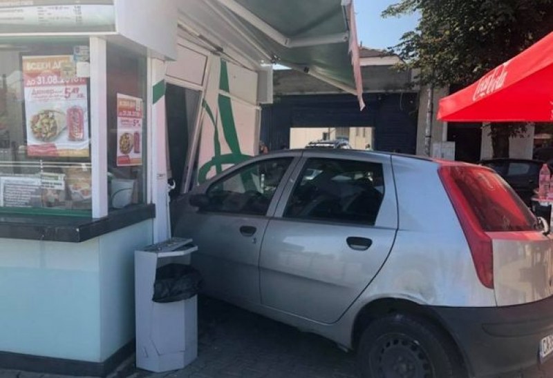 Кола се вряза в дюнерджийница, друга се заби в магазин СНИМКИ