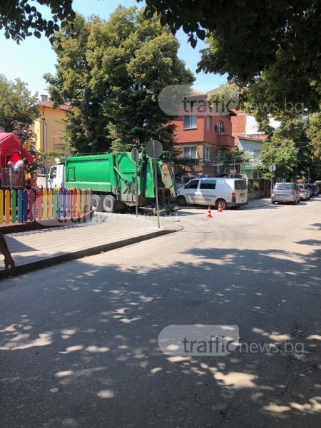 Камион за смет помете човек в Смирненски СНИМКИ