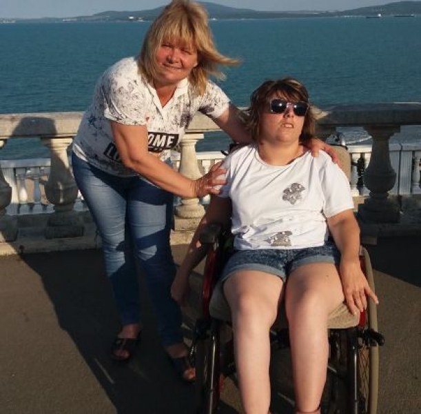 Младо момиче мечтае да стане от инвалидния стол! Само 1500 лева не й достигат