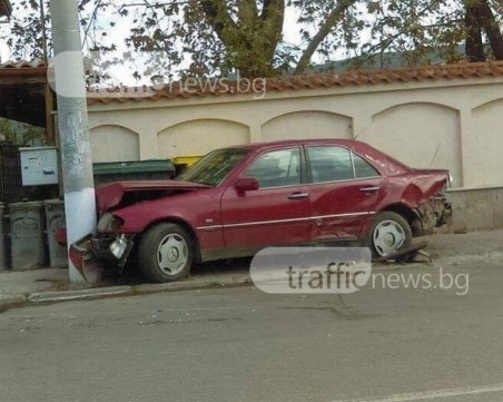 16-годишен шофьор се заби в електрически стълб край Пловдив, в болница е