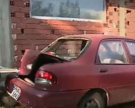 Междусъседска война край Пловдив! Мъж потроши кола заради кучешки лай ВИДЕО